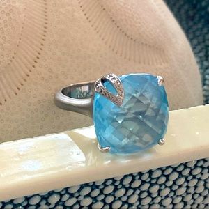 Carelle 18kt (750) white gold and blue topaz ring, size 7.